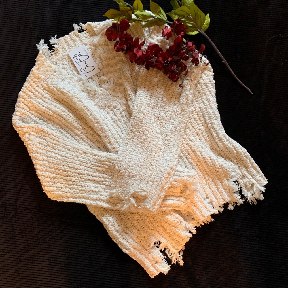 🌺 1 Left Small 🌺Ivory Frayed Relaxed Fit Sweater - Picture 4 of 4